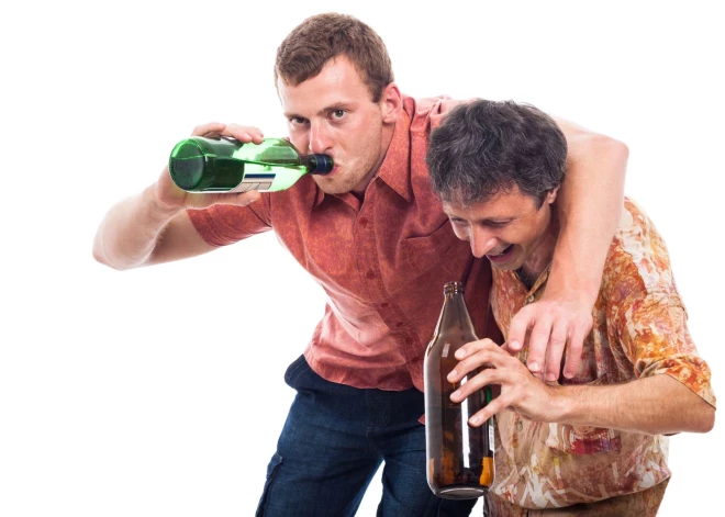 Схватил бутылку и побежал: как покупатели в магазинах Латвии реагируют на новые ограничения продажи алкоголя