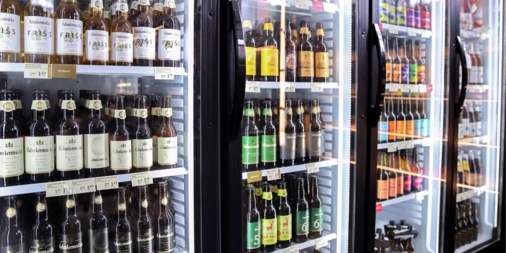 Ledusskapis veikalā ar alkoholiskajiem dzērieniem