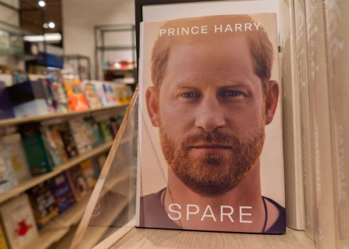 Harija autobiogrāfija nonākusi neparastā kategorijā.