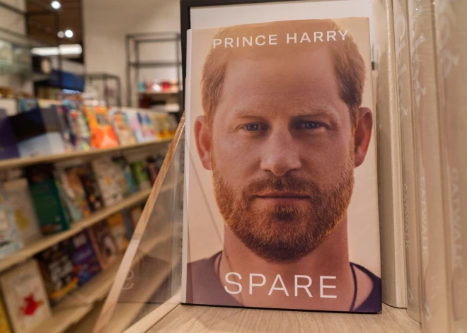 Prinča Harija skandalozā autobiogrāfija iekļauta neparastā topā