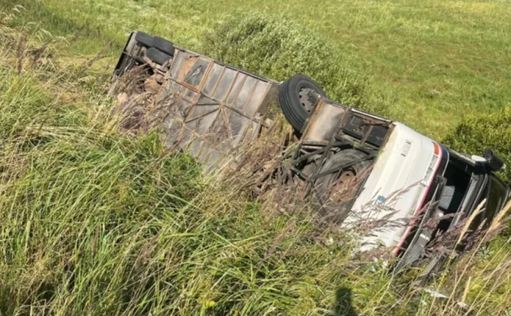 Autobusa avārijā uz Vidzemes šosejas cietuši pieci bērni – viena meitene atrodas smagā stāvoklī