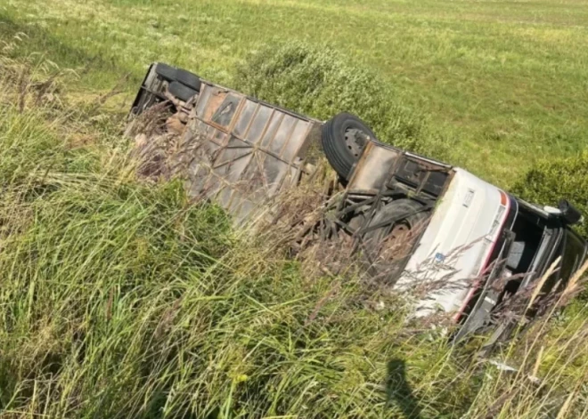 В аварии автобуса на Видземском шоссе пострадали пятеро детей, одна девочка - в тяжелом состоянии