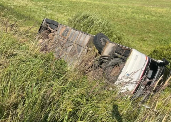 “Mammu, mēs gāzāmies, autobuss ripoja lejā!" Atklājas satraucošas detaļas par avāriju Smiltenes novadā