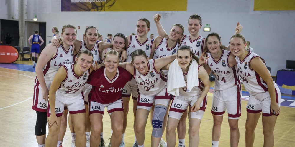 Latvijas U-20 sieviešu izlase pēc pirmās uzvaras. 