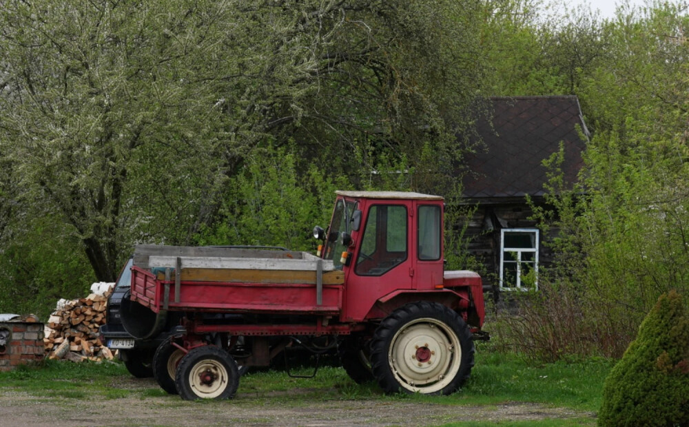 Madonas novadā traģiskā negadījumā ar traktoru dzīvību zaudē vīrietis