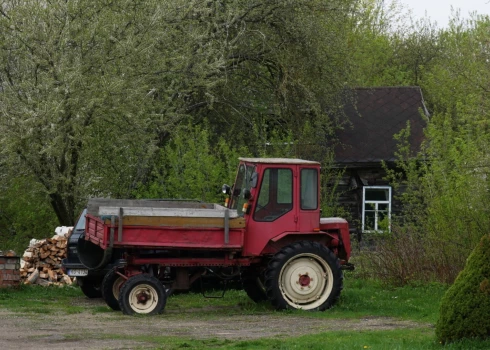 Apgāžoties traktoram, dzīvību zaudējis vīrietis. 