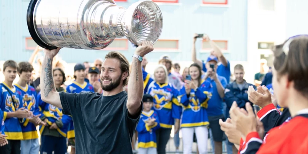 Uvis Balinskis ar izcīnīto Stenlija kausu 2024. gadā Ventspilī. 