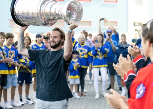 Uvis Balinskis ar izcīnīto Stenlija kausu 2024. gadā Ventspilī.