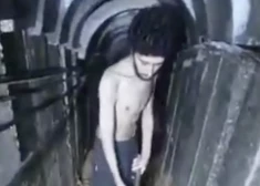"Viens no šausminošākajiem noziegumiem," Palestīniešu grupējums "Hamas" publicē video ar ķīlnieku tunelī