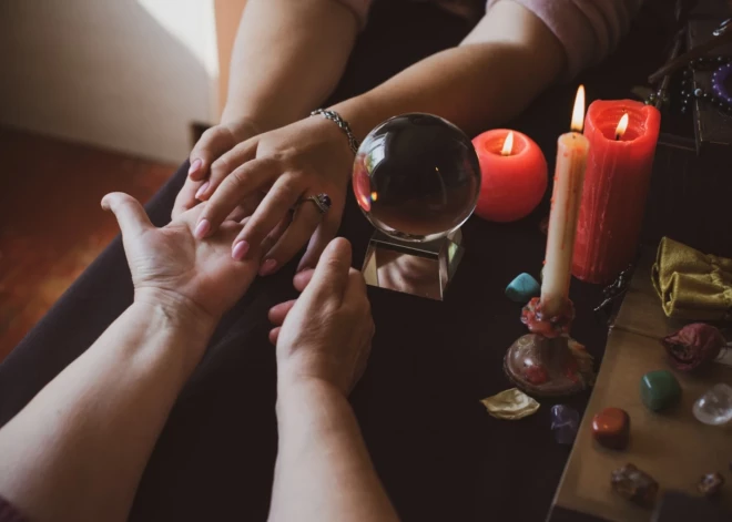 "Ezoterikas speciālisti" slimai sievietei apmaiņā pret maģijas rituālu izkrāpj 170 000 eiro