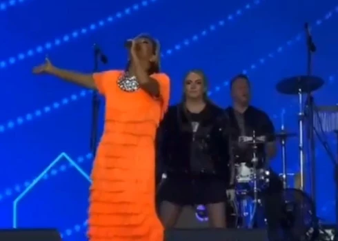 Танцоры Татьяны Булановой затмили певицу и стали объектами шуток в соцсетях.