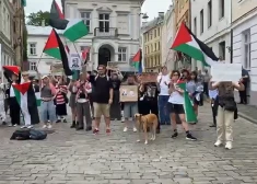 VIDEO: kustība “Par brīvu Palestīnu” kliedz palestīniešu atbalsta saukļus pie Rīgas pils, kamēr fonā skan Latvijas valsts himna