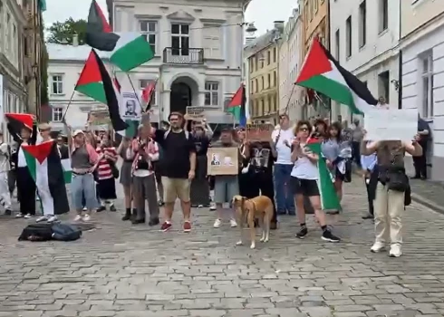 Izraēlas prezidenta sagaidīšanas laikā pie Rīgas pils notiek protests.