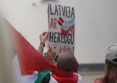 FOTO: vienlaikus ar Izraēlas prezidenta sagaidīšanu pie Rīgas pils notiek protests pret Latvijas sadarbību ar šo valsti