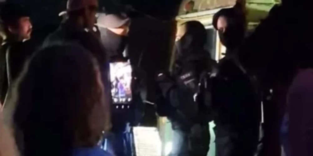 Policija pārtrauc nesaskaņotu ballīti.