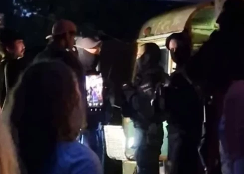 Policija pārtrauc nesaskaņotu ballīti.