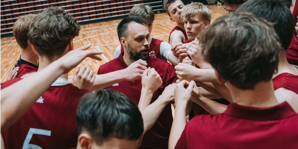 Edijs Šlesers (vidū) būs Latvijas U-16 izlases galvenais treneris. 