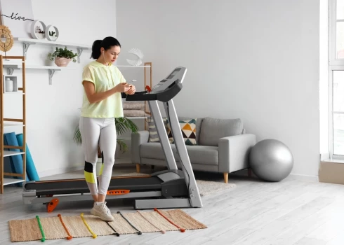 Moderns, minimālisma dizaina pastaigu celiņš lieliski iederas gaišā skandināvu vai industriālā interjerā, neizskatoties pēc svešķermeņa.