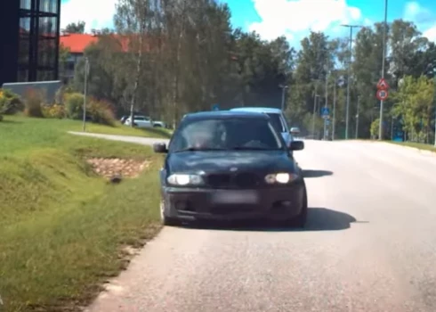 BMW vadītājs Cēsīs nepakļaujas policijai un izraisa sadursmi.