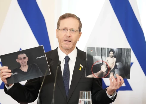 Президент Израиля Ицхак Герцог принимает участие в пресс-конференции после встречи с президентом Латвии в Рижском замке.