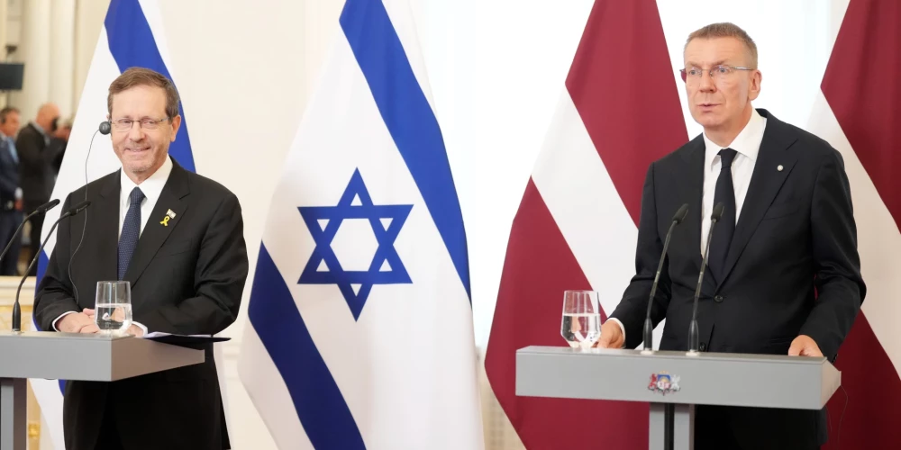 Valsts prezidents Edgars Rinkēvičs (no labās) un Izraēlas prezidents Īzaks Hercogs piedalās preses konferencē pēc tikšanās Rīgas pilī.