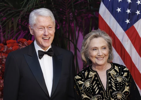 Bijušais ASV prezidents Bils Klintons un viņa sieva, bijusī ASV valsts sekretāre Hilarija Klintone