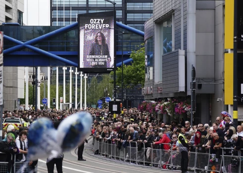 Fani Ozija Osborna bēru ceremonijā viņa dzimtajā Birmingemā