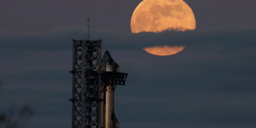 Mēness un "SpaceX" jaunās paaudzes "Starship" kosmosa kuģis