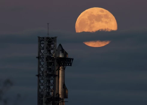 Mēness un "SpaceX" jaunās paaudzes "Starship" kosmosa kuģis