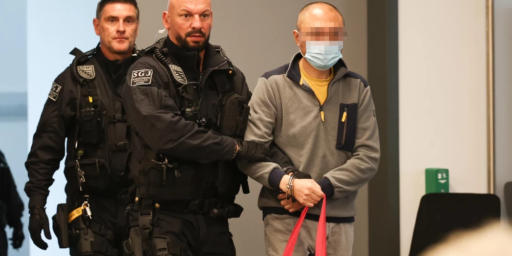 Labējo eiroskeptiķu partijas "Alternatīva Vācijai" (AfD) politiķa Maksimiliāna Krā bijušais palīgs Dzjaņs Guo stājas tiesas priekšā
