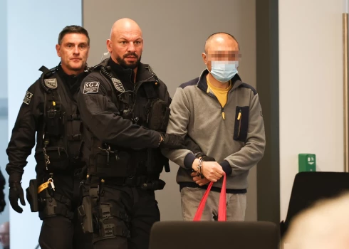 Labējo eiroskeptiķu partijas "Alternatīva Vācijai" (AfD) politiķa Maksimiliāna Krā bijušais palīgs Dzjaņs Guo stājas tiesas priekšā