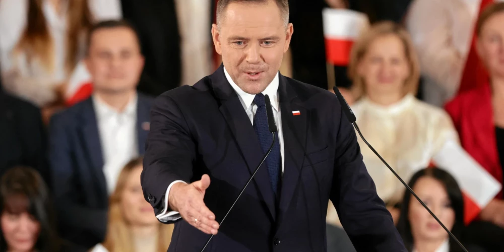 1983. gadā dzimušais vēsturnieks un konservatīvās opozīcijas kandidāts Karols Navrockis uzvarēja 2025. gada prezidenta vēlēšanās Polijā, kļūstot par septīto valsts prezidentu kopš PSRS atbalstīto komunistu varas monopola izbeigšanās 1989. gadā.
