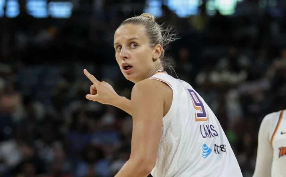 Kitija Laksa pēc trenera lēmuma noraugās "Mercury" uzvaru WNBA no rezervistu soliņa