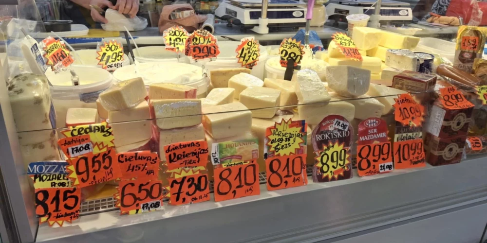 Rīgas Centrāltirgu, jauns.lv pievērsās piena produktu un olu cenām.