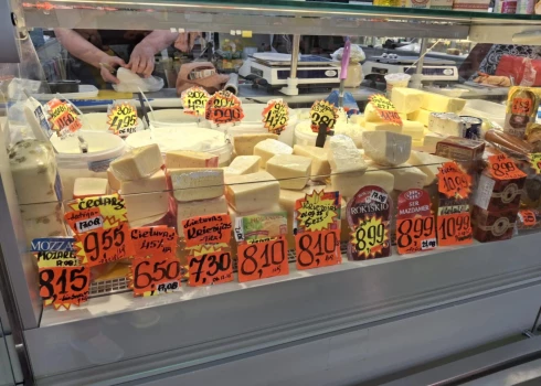 Rīgas Centrāltirgu, jauns.lv pievērsās piena produktu un olu cenām.