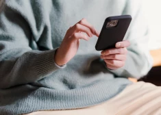 "Es nezinu, kas notiks ar šo paaudzi": Latvijā pauž bažas par mākslīgā intelekta ietekmi un to, ka "iPhone izsūc enerģiju"