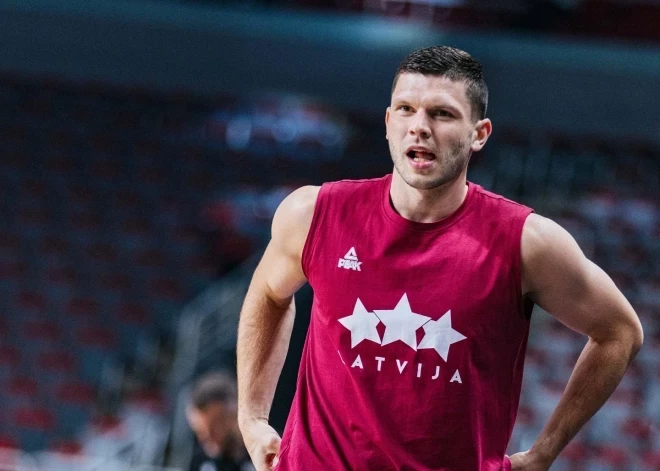 Latvijas izlases aizsargs Rihards Lomažs karjeru turpinās Lietuvā