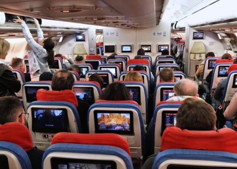 В Турции пассажиров оштрафовали за то, что они встали до полной остановки самолета.