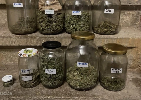 Cēsu novadā policija konstatē vairākus kilogramus marihuānas un nelegālu ieroci.