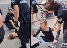 ВИДЕО: в Риге прохожие вступились за молодую безбилетницу, которую муниципальные полицейские удерживали на асфальте