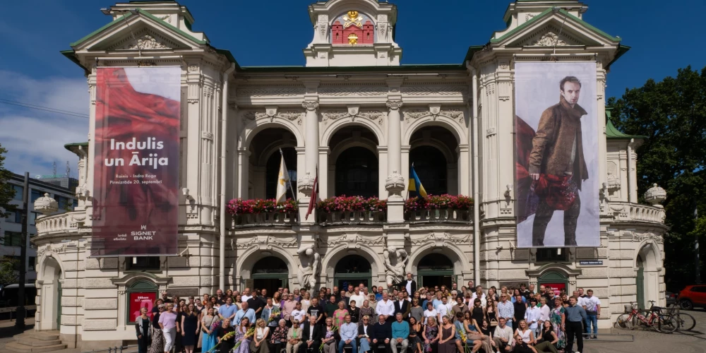 Ar kopbildi Nacionālā teātra kolektīvs uzsāk jauno sezonu (foto: Kristaps Kalns)
