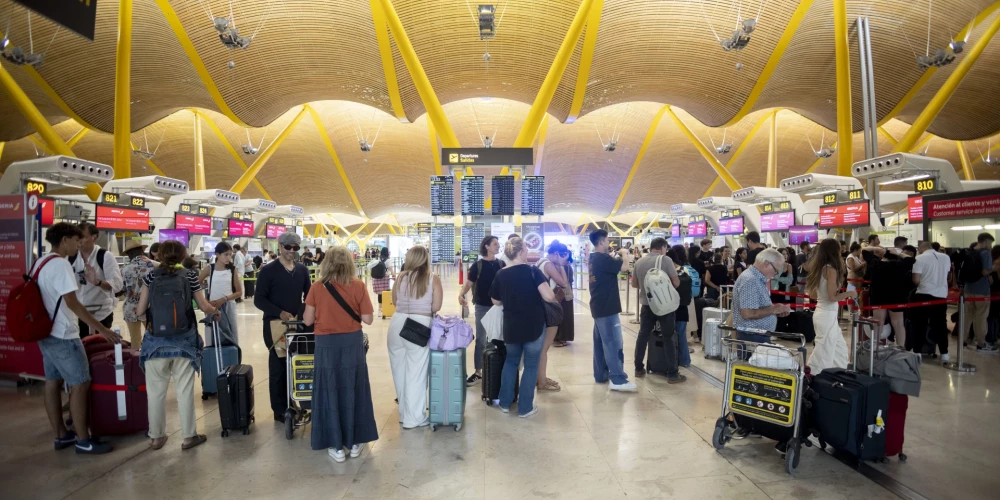 Cilvēki Madrides lidostā 2025. gada 1. augustā.
