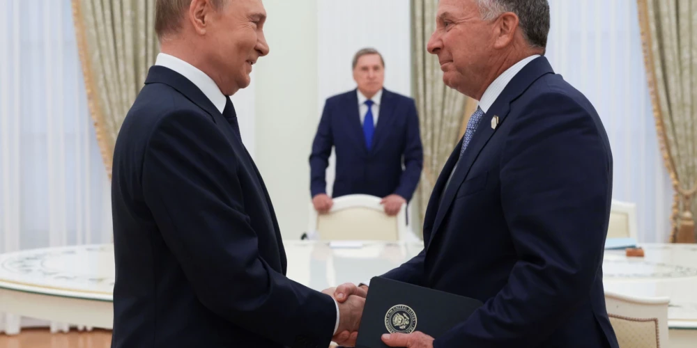 Krievijas diktators Vladimirs Putins un ASV prezidenta Donalda Trampa īpašais sūtnis Stīvens Vitkofs Kremlī (foto: Scanpix / AP)