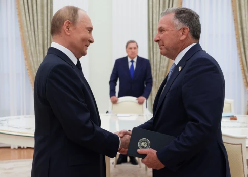 Krievijas diktators Vladimirs Putins un ASV prezidenta Donalda Trampa īpašais sūtnis Stīvens Vitkofs Kremlī (foto: Scanpix / AP)