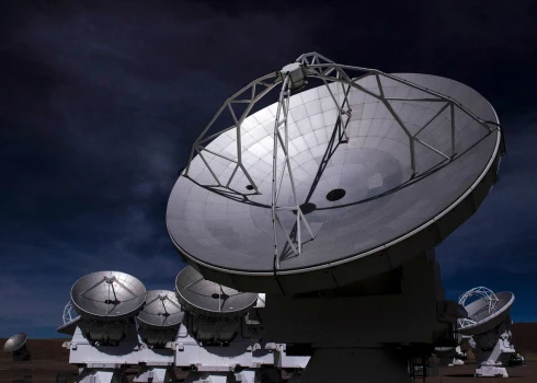 Astronomi nesen ar jaudīgo Atacama Large Millimeter/submilimetru Array (ALMA) radioteleskopu Čīlē varēja tuvplānā aplūkot komētu.