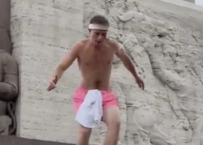 Filmē blakus mirstošai meitenei un ņirgājas par Brīvības pieminekli: Valsts policija komentē "TikTok" satura veidotāja darbības