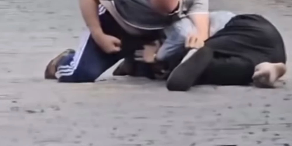 Gājējs un autovadītājs Rīgas centrā pamatīgi izvicina dūres. 