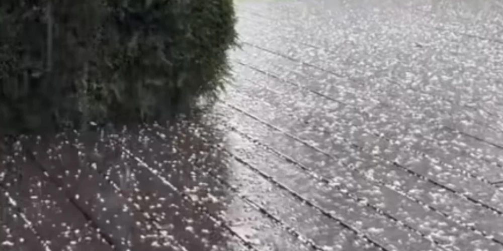 Negaiss un pamatīga krusa pār Jūrmalu. 