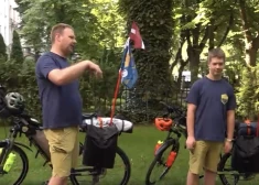 13 gadu vecais Kārlis un viņa tētis apņēmušies ar velosipēdiem veikt labdarības braucienu līdz Odesai gandrīz 1800 kilometru garumā