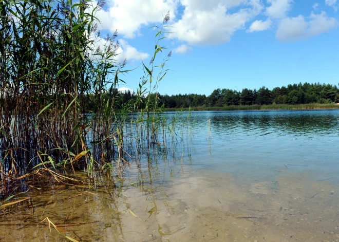 Bolderājas karjerā nirēji atraduši pamestu zemūdeni